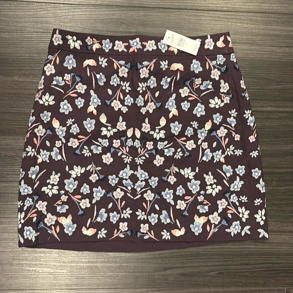 Loft, above the knee skirt.Size 4, plum with floral print.